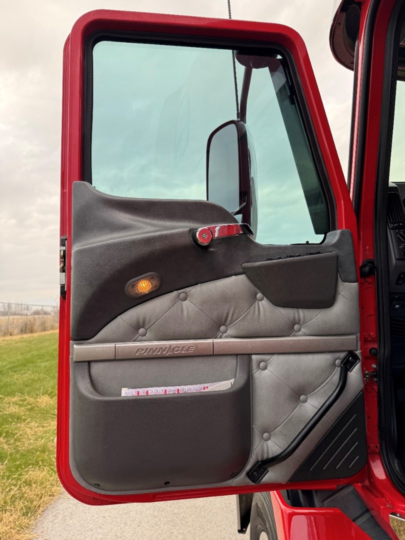 2018 MACK CXU613 - USED TRUCKS SLEEPER - image 11